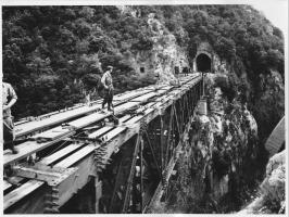 Ligne Maginot - 26 - VIADUC DE LA BEVERA - (DMP - Dispositif de Mine Permanent) - Reconstruction du viaduc de la Bevera (Pont de Caï)
Démontage du pont provisoire
