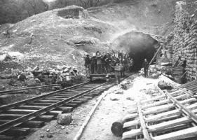 Ligne Maginot - CARANCA - GIGNE - (Blockhaus pour arme infanterie) - Déblaiement de l'entrée de la tête nord du tunnel de Caranca en 1947