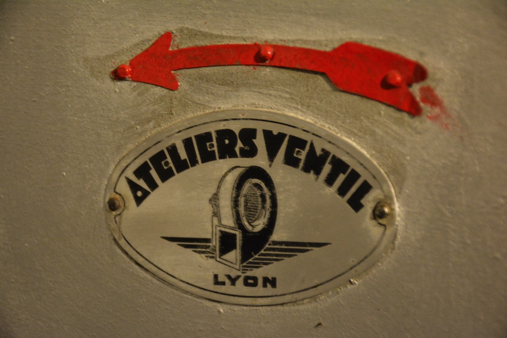 Ligne Maginot - Plaquette constructeur Ateliers VENTIL - Plaquette constructeur sur un ventilateur de fabrication Ateliers VENTIL 
