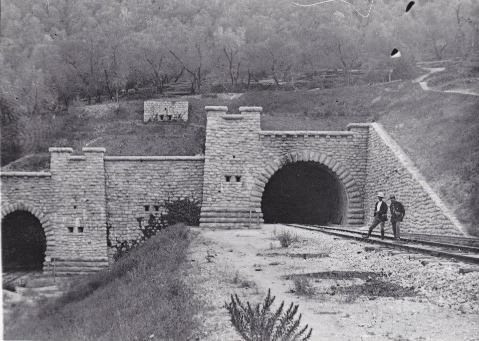 Ligne Maginot - CARANCA - GIGNE - (Blockhaus pour arme infanterie) - Les tunnels en 1927, entrée nord coté Breil
On distingue clairement les caponnières de défense des entrées et le blockhaus en partie supérieure entre les deux tunnels