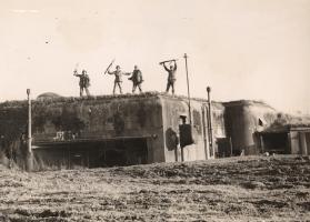 Ligne Maginot - KOENIGSBRUCK NORD - (Casemate d'infanterie) - Soldats de la 7th Army (Gal Patton) sur la casemate en 1944. 
La légende initiale de cette photo publiée le 20 12 1944 par la presse est 