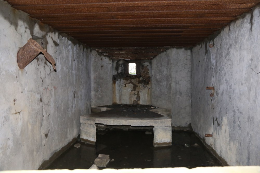 Ligne Maginot - CB304 - BUSCHWIESE 2 - (Blockhaus pour arme infanterie) -   Créneau principal flanquant vers l'ouest