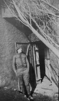 Ligne Maginot - JOPPECOURT - (Central téléphonique isolé) - Le sergent Georges MALLET, chef de poste,  devant la porte du central