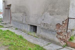 Ligne Maginot - BLOTZHEIM CENTRE 1A - (Blockhaus pour canon) -   Vue du créneau et du mur de la maison