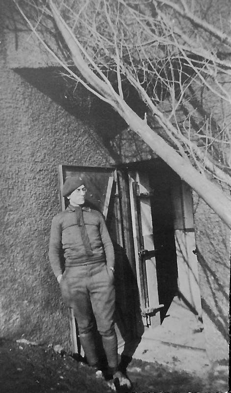 Ligne Maginot - JOPPECOURT - (Central téléphonique isolé) - Le sergent Georges MALLET, chef de poste,  devant la porte du central