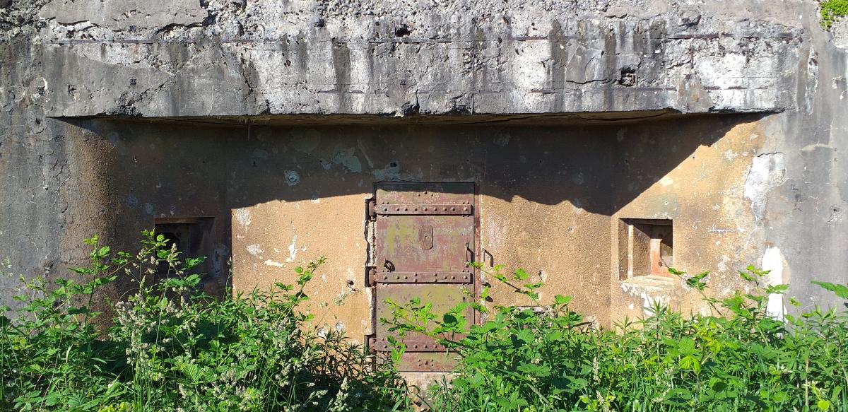 Ligne Maginot - ASCHBACH EST - O2 - (Casemate d'infanterie - double) - L'entrée et ses deux créneaux FM de défense rapprochée
