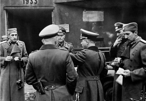 Ligne Maginot - HOCHWALD - (Ouvrage d'artillerie) - Officiers allemands et yougoslaves devant l'entrée de l'ouvrage