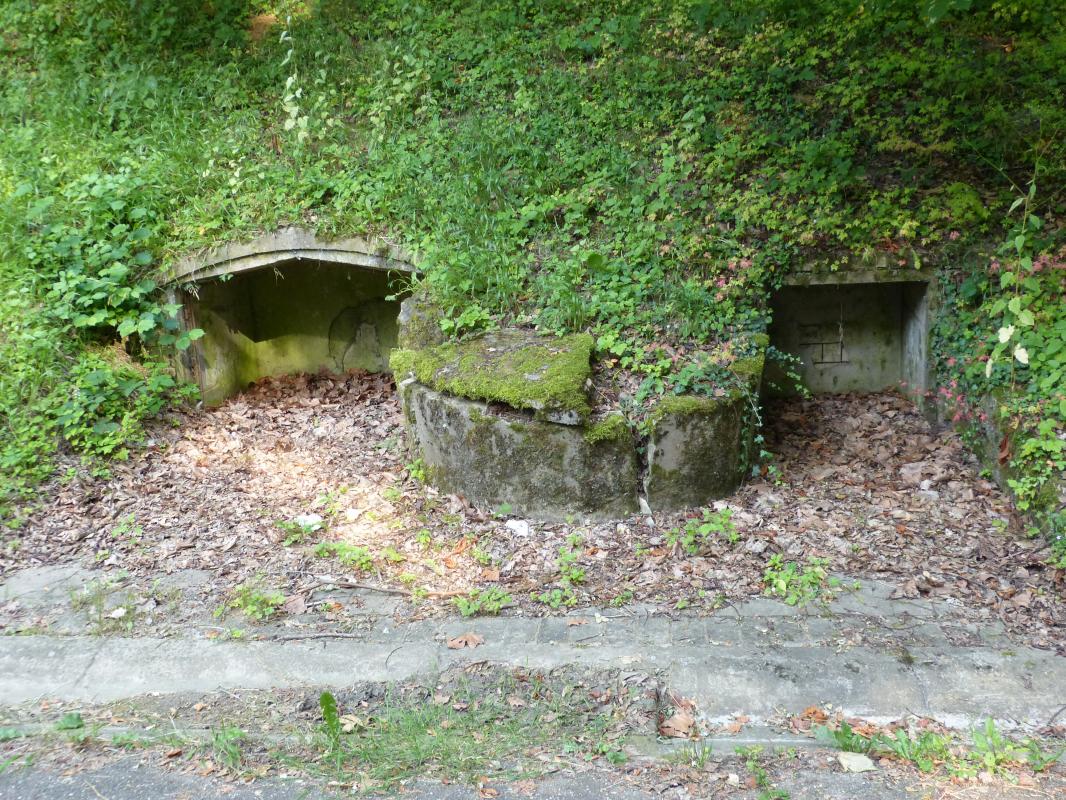 Ligne Maginot - GALGENBERG - A15 - (Ouvrage d'artillerie) - Niches de stockage des mines et barbelés devant l’entrée des munitions