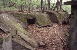 Ligne Maginot - GUERSTLING (POSTE GRM) - (Blockhaus pour arme infanterie) - Niches munitions et tranchées.
Etat en 04/1991 