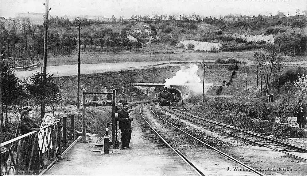 Ligne Maginot - TUNNEL DE GIVET - (Blockhaus pour arme infanterie) - Carte postale aux environs de  1920
Les meurtrières sont visibles sur la photo
