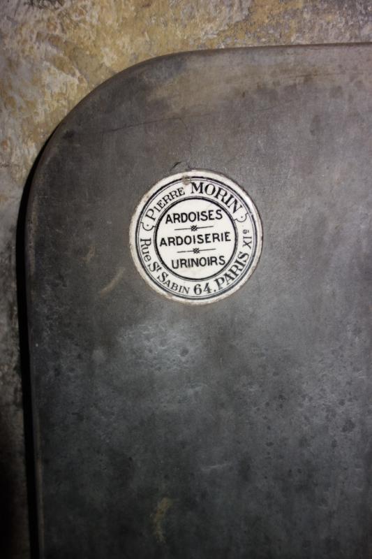 Ligne Maginot - ACHEN NORD - (Casemate d'infanterie) -  Urinoir fabriqué par l'ardoiserie Pierre Morin, Paris XIe dont la plaque est toujours bien visible
