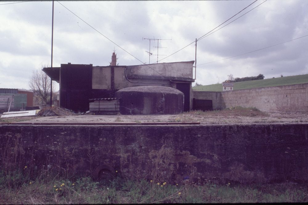 Ligne Maginot - MOULIN DE LA BIBICHE - (Poste GRM - Maison Forte) - Blockhaus vu de l'avant.
Etat en 1991