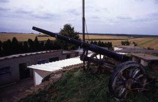 Ligne Maginot - DB8 - (Blockhaus pour canon) -    Canon de marine de 47 (?) positionné sur la dalle du blockhaus, avec un affût improvisé