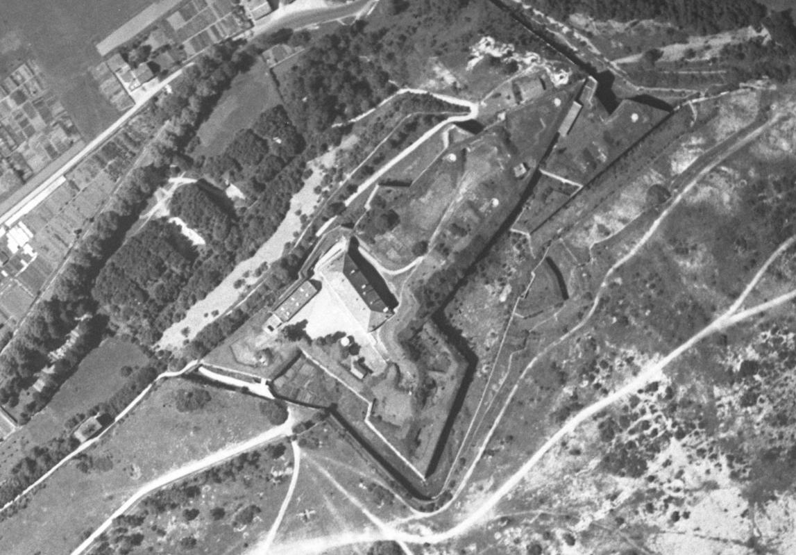 Ligne Maginot - FORT DE LA JUSTICE - RF BELFORT - (PC de Région Fortifiée) - Vue aérienne datée de juillet 1935.
Noter les cuves pour pièces de DCA sur les dessus du fort.