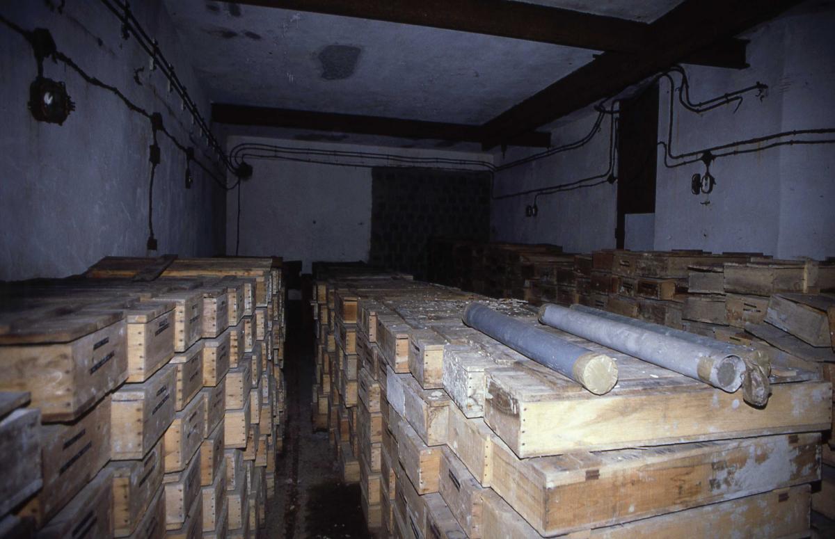 Ligne Maginot - KOBENBUSCH  - A13 - (Ouvrage d'artillerie) -         L'entrée des munitions: de nombreuses caisses contenant divers carottages .