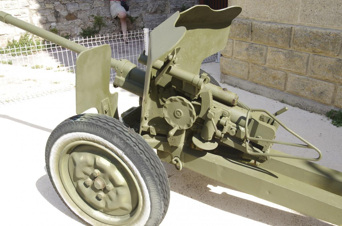 Ligne Maginot - Canon AC de 25 SA mle 1934 Hotchkiss -   Devant la Maison des Anciens Combattants à Toulon