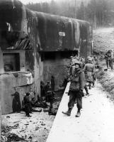 Ligne Maginot - HOCHWALD - (Ouvrage d'artillerie) - Soldat américains examinant le bloc 13 le 15 décembre  1944