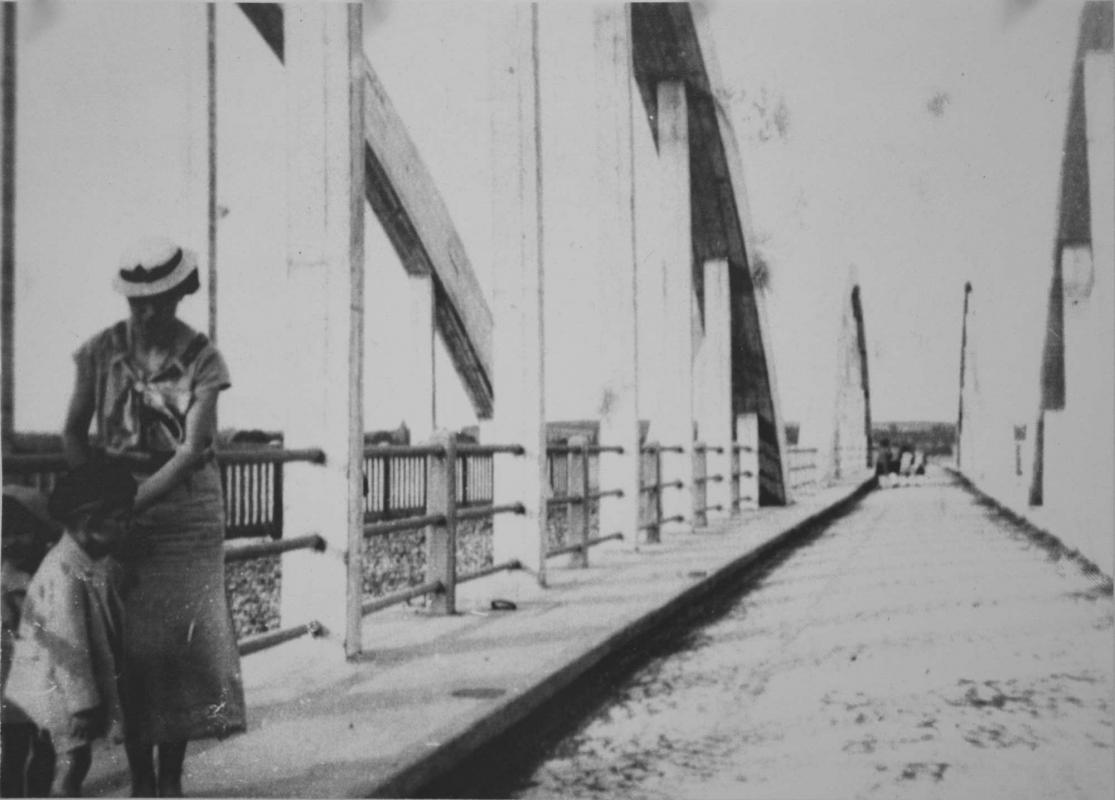 Ligne Maginot - Pont nord de Lampen - PONT DE LAMPEN NORD
Photo du pont alors en construction, noter la séparation de la partie routière et de la partie gauche destinée à la voie de 60 non encore posée. (1933?)