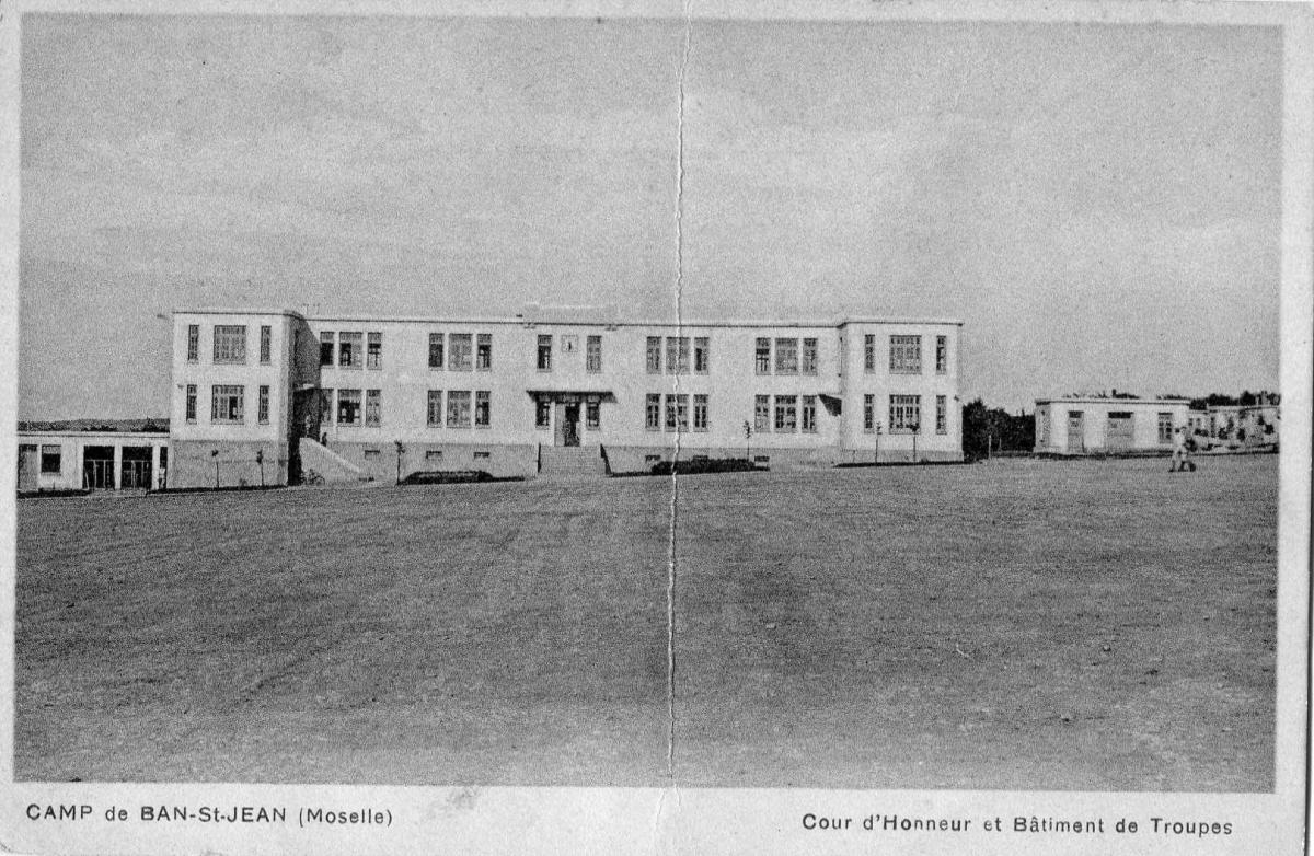 Ligne Maginot - Camp de Ban Saint Jean - La cour d'honneur et un bâtiment de troupes
