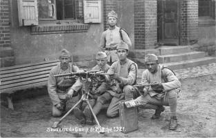Ligne Maginot - BITCHE - (Camp de sureté) - Mitrailleurs du 172° RI avec leur  Mitrailleuse Hotchkiss mie 1914
Photo prise au camp de Bitche en 1921