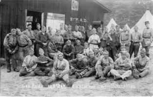 Ligne Maginot - BITCHE - (Camp de sureté) - Artilleurs du 8° Régiment d'artillerie Divisionnaire à la corvée de pluches en 1930