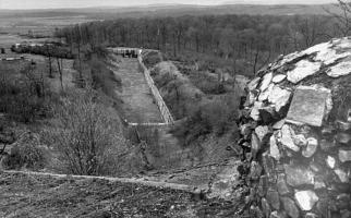 Ligne Maginot - HACKENBERG - A19 - (Ouvrage d'artillerie) - Vue du fossé antichar depuis le bloc 24.
Le bloc 25 est visible en contrebas.