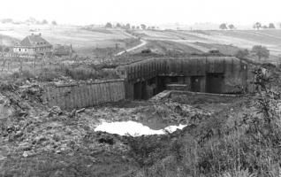 Ligne Maginot - HOCHWALD - (Ouvrage d'artillerie) - Le bloc 3, bloc de contre escarpe double du fossé antichar coté Est
a l'arrière la ferme de la Walkmuhl, disparue depuis