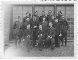 Ligne Maginot - DONCOURT - (Camp de sureté) - Photo prise devant le cercle mess des officiers
Le Lt Scherb Jacques qui commandait le bloc 7, en haut à droite avec le béret.