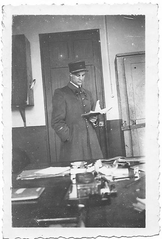 Ligne Maginot - DONCOURT - (Camp de sureté) - Le Lt Scherb Jacques qui commandait le bloc 7 de l'ouvrage de Fermont, dans son bureau.