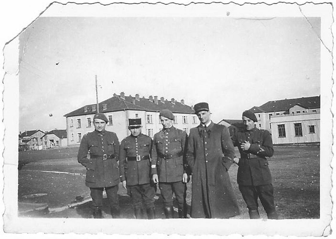 Ligne Maginot - DONCOURT - (Camp de sureté) - Officiers du 149° RIF
Le Lt Scherb Jacques qui commandait le bloc 7 de l'ouvrage de Fermont, 2ème à droite.