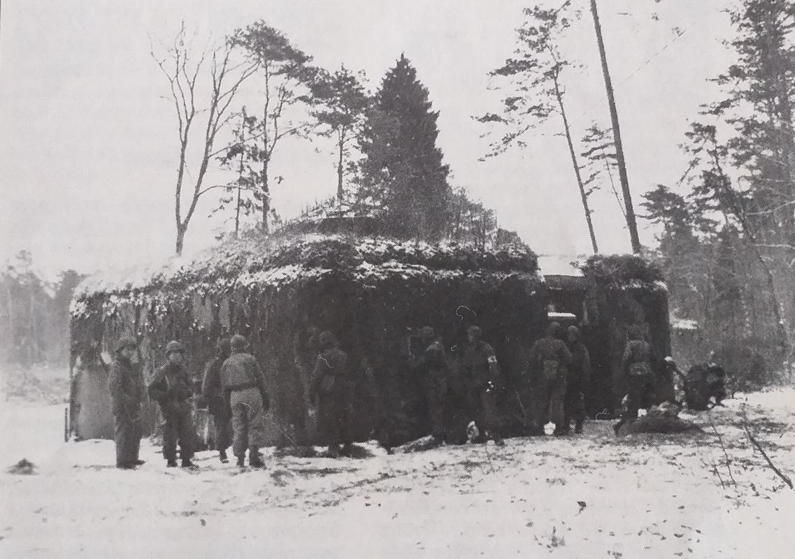 Ligne Maginot - BOIS DE RITTERSHOFFEN 5 - (Casemate d'infanterie) - La 42 éime DIUS à la casemate de Rittershoffen 5, début janvier 1945 (la légende d'origine parle du fort de Kauffenheim, ce qui est faux)