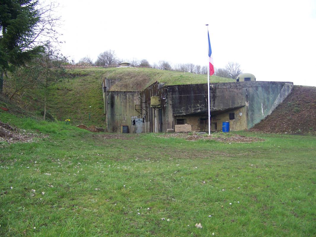 Ligne Maginot - SENTZICH - A16 - (Ouvrage d'infanterie) - Vue sur l'ensemble de la casemate sud, la chambre de tir a droite (JM/AC37), au sommet on peut voir la tourelle de mitrailleuses en position dite de batterie