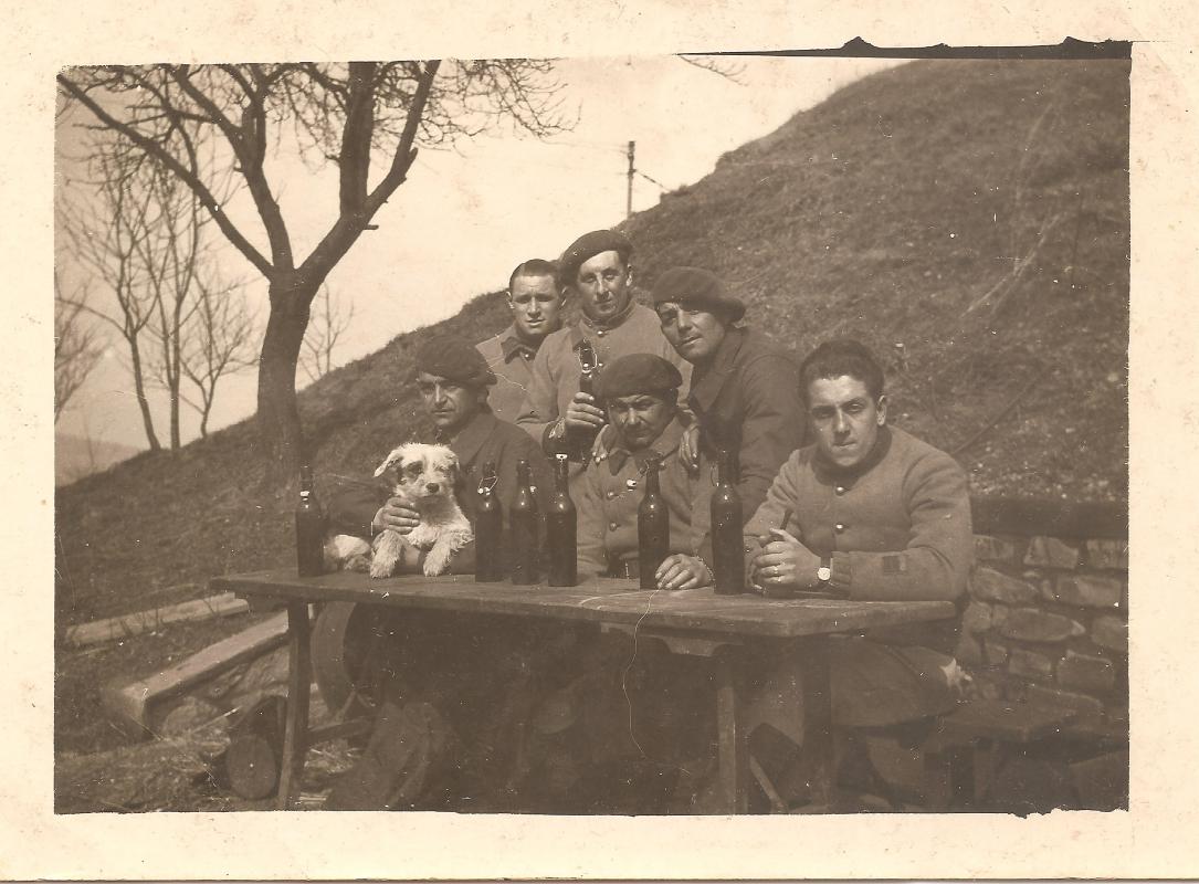 Ligne Maginot - METRICH NORD - C50 - (Casemate d'infanterie - Simple) - Mars 1940 devant la C50 - Metrich nord. Léon Geoffroy est avec le chien