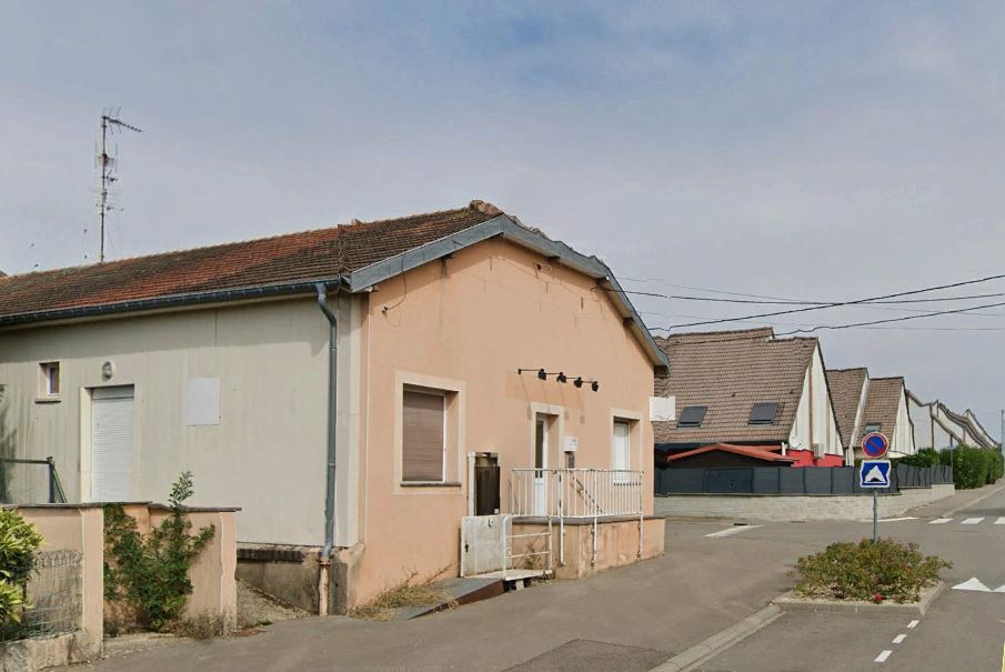 Ligne Maginot - MORFONTAINE - (Camp de sureté) - Le batiment du poste de garde d'entrée de camp, de nos jours, à comparer avec la carte postale d'époque. C'est un des rares bâtiments à avoir subsisté.