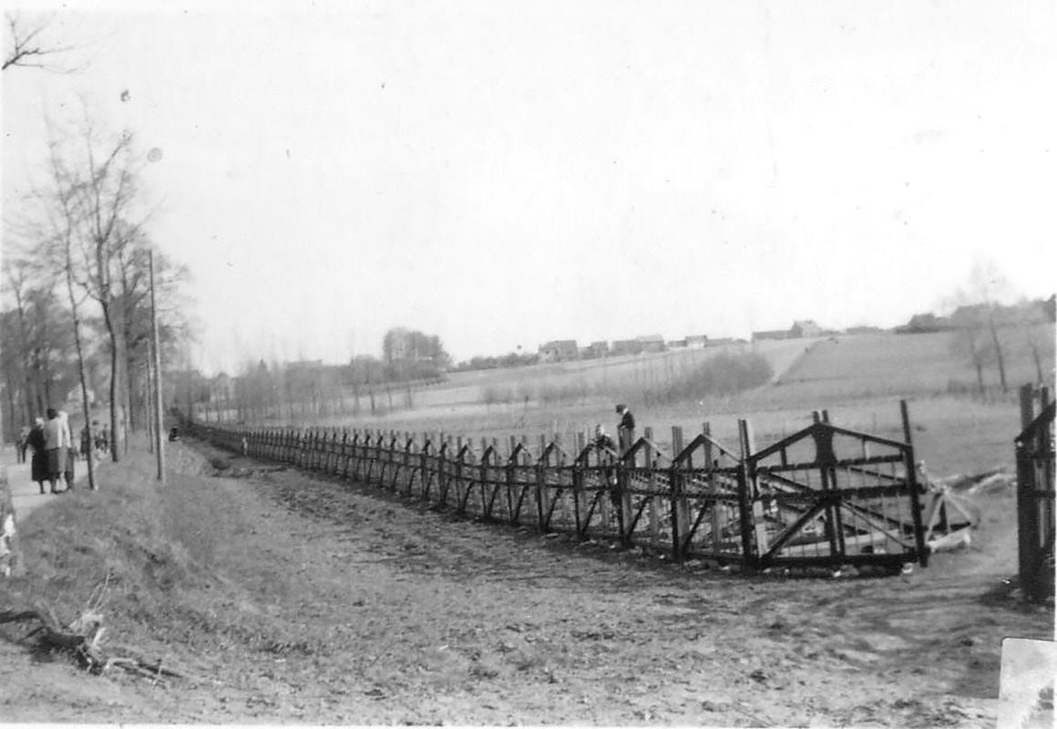 Ligne Maginot - Elements Cointet - Utilisation par l'armée Belge des éléments Cointet pour former des barrages de grande longueur.