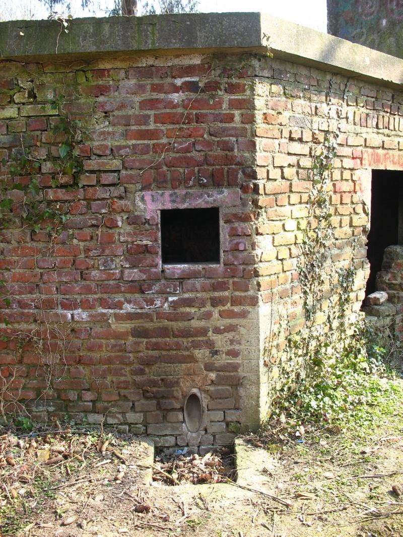 Ligne Maginot - LE QUESNOY - (Stand de tir) - Le blockhaus d'entrainement aux armes antichar
Le créneau pour arme automatique avec sa fosse à douille à l'extérieur.
