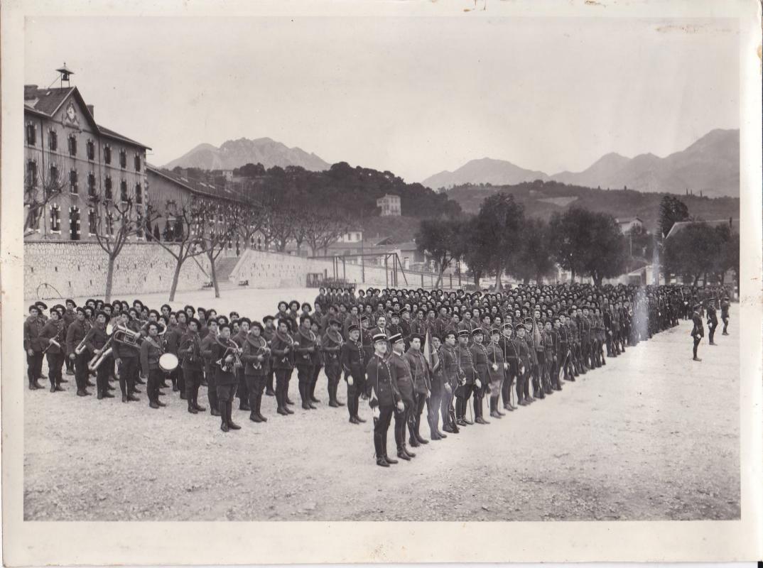 Ligne Maginot - QUARTIER GARDANNE - (Camp de sureté) - Le 27° BCA dans les années 30
Prise d'armes quartier Gardanne