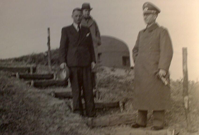 Ligne Maginot - HACKENBERG - A19 - (Ouvrage d'artillerie) - Officier allemand devant un des cloche GFM de la chapelle du Hackenberg
