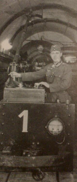 Ligne Maginot - HACKENBERG - A19 - (Ouvrage d'artillerie) - Soldat allemand conduisant le train dans l'ouvrage
