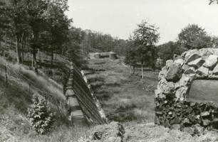 Ligne Maginot - HACKENBERG - A19 - (Ouvrage d'artillerie) - Hackenberg, le bloc 24 et l'escarpement vus du bloc 23 au cours de l'été 1940.