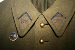 Ligne Maginot - Détail d'un manteau avec insignes du 168e RIF - Détail d'un manteau avec insignes du 168e RIF - Exposé dans l'abri du Bichel Sud