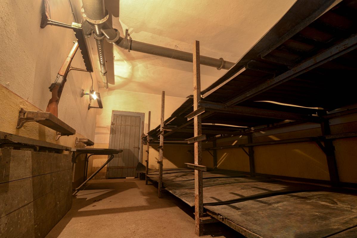Ligne Maginot - BILMETTE - X26 - (Abri) - Une des chambres pour 16 hommes, vous pouvez voir que c'est assez 'rudimentaire'.