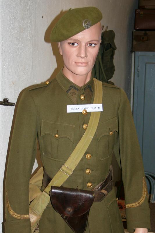 Ligne Maginot - Sergent 75e BAF - Uniforme d'un sergent du 75e BAF - Musée Hackenberg
Le béret porté n'est pas conforme à la tenue.