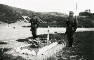 Ligne Maginot - IMMERHOF - A10 - (Ouvrage d'infanterie) - La tombe d'André RABU devant l'ouvrage