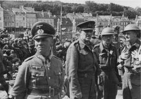 Ligne Maginot - Major General Fortune - Le major general Fortune lors de la reddition de la 51th Highland Division à Saint-Valery-en-Caux. À gauche, le Gal Erwin Rommel.