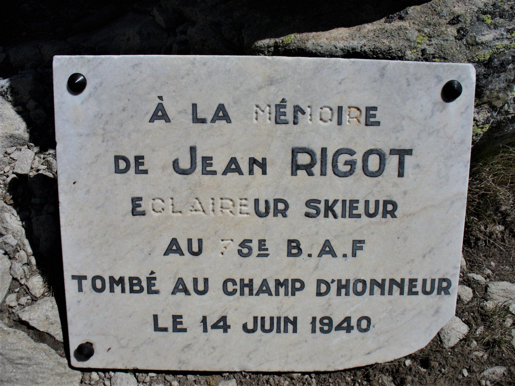 Ligne Maginot - Plaque à la mémoire de l'Eclaireur RIGOT - Plaque apposée à côté de la tombe provisoire