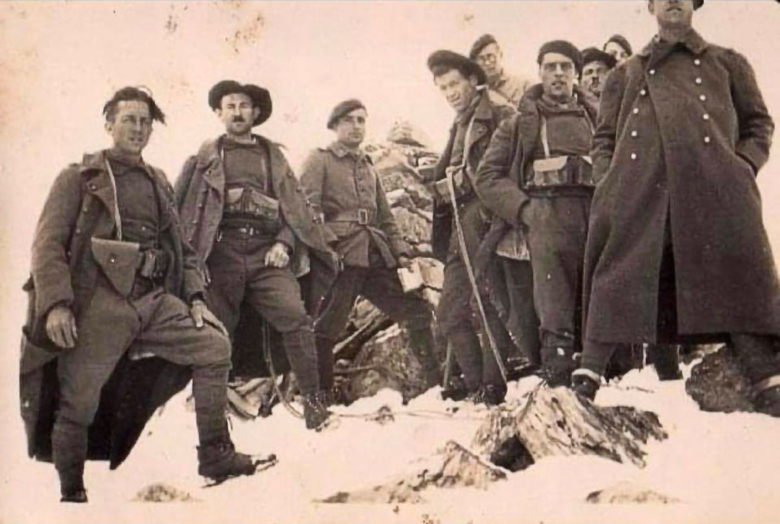 Ligne Maginot - 70° Bataillon Alpin de Forteresse (BAF) - Le sous-lieutenant Paul Pichot avec quelques hommes de sa section.
probablement prise vers le col de l'Iseran