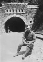 Ligne Maginot - GRAZIAN Sud (Tunnel de ) (Blockhaus pour arme infanterie) - L'entrée sud du tunnel du Grazian avant sa destruction en juin 1940 avec l'un des hommes chargés de sa garde