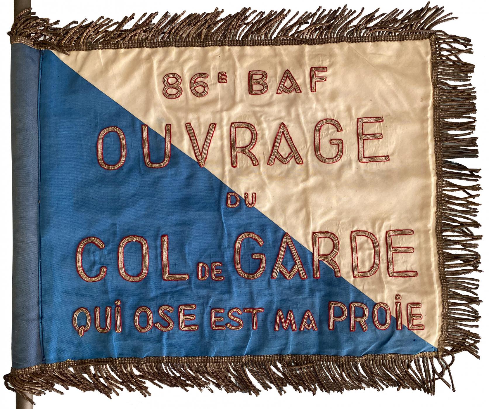 Ligne Maginot - COL DE GARDE (G) - EO10 - (Abri actif) - Le fanion de l'ouvrage tenu par le 86° BAF
Coté avers