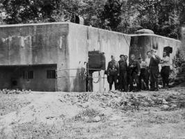 Ligne Maginot - HUBERBUSCH NORD  - C58 - (Casemate d'infanterie) - La casemate sous l'occupation. Une équipe d'entretien sous la surveillance de soldats allemands.